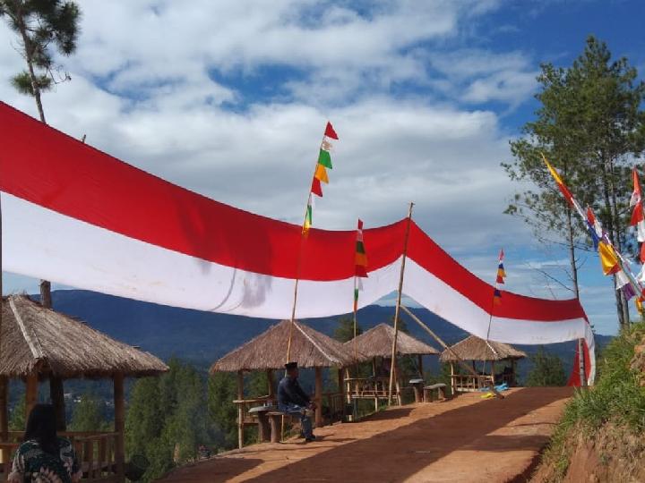 Bendera Merah Putih 77 Meter Dibentangkan di Puncak Buntu Kepa' Mamasa