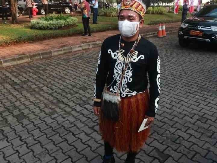 HUT ke-77 RI, Stafsus Kenakan Pakaian Adat Papua: Menunjukkan Keberagaman Indonesia