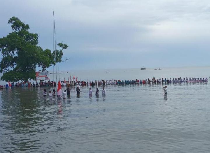 Meriahkan HUT RI ke 77, Masyarakat Bambu Mamuju Upacara Bendera di Laut