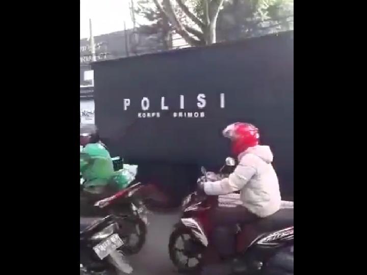 Viral, Iring-iringan Truk Polisi Diteriaki Ferdy Sambo oleh Masyarakat!