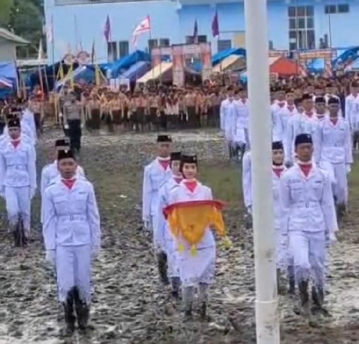 Perjuangan Paskibraka di Bone Sulsel Upacara di Lapangan Berlumpur, Viral di Medsos