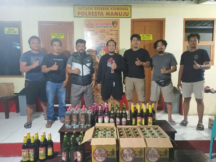 Polisi Sita Ratusan Botol Miras di Mamuju Sulawesi Barat