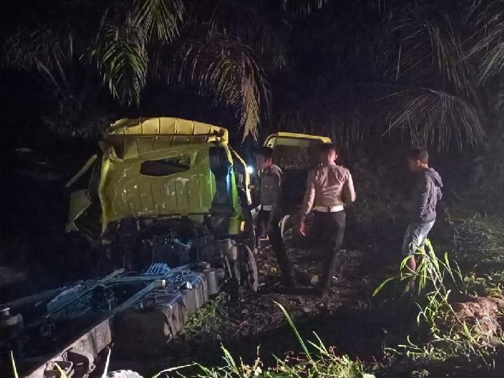 Rem Blong, Truk Pemuat Pasir di Mateng Tabrak Bukit