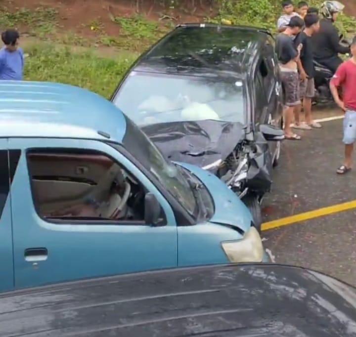 Mobil Avanza vs Luxio di Mamuju, Pengemudi Dilarikan ke Rumah Sakit