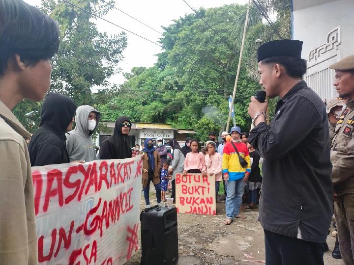 Tagih Janji Bupati, Warga di Mamuju Gelar Aksi Unjuk Rasa