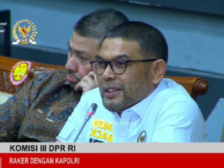 RDP dengan Kapolri, Sejumlah Anggota Komisi III Pakai Kemeja Bring Back Justice 