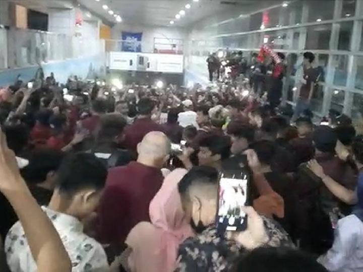 Ribuan Suporter Jemput Pemain PSM di Bandara Hasanuddin Makassar