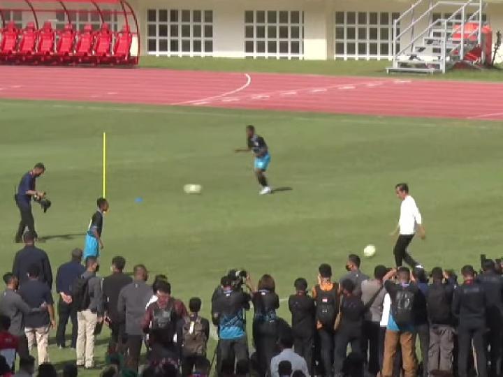 Jokowi Tes Lapangan Lukas Enembe, Oper Bola ke Talenta Muda Papua