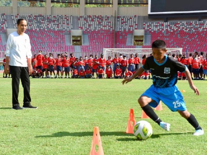 Bangun Papua Football Academy, Jokowi Harap Atlet Muda Tetap Bersekolah