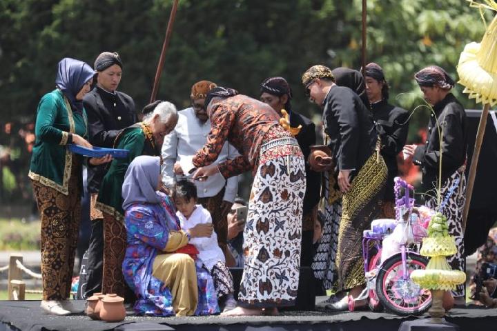 Cerita Adila, Anak Bajang yang Minta Rambut Gimbalnya Dipotong Ganjar