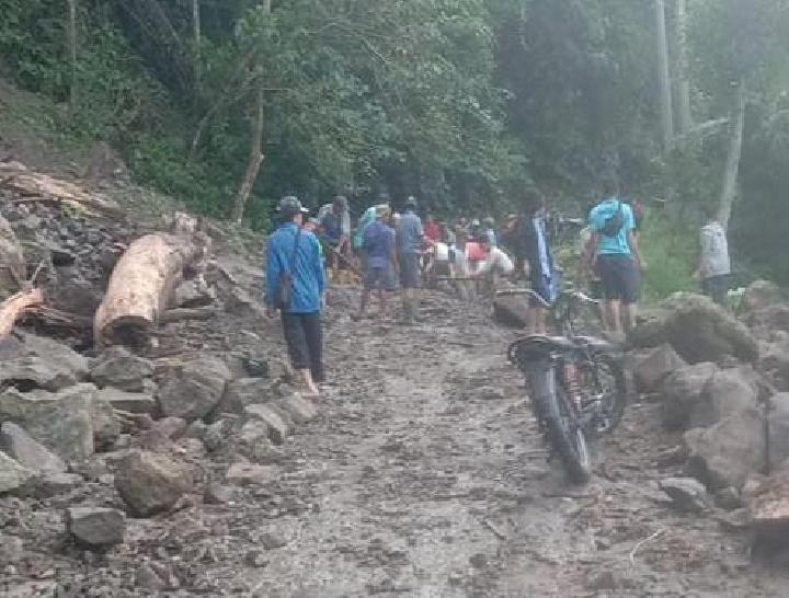 Longsor Tutup Badan Jalan di Mamuju, Warga Gotong Royong Lakukan Pembersihan