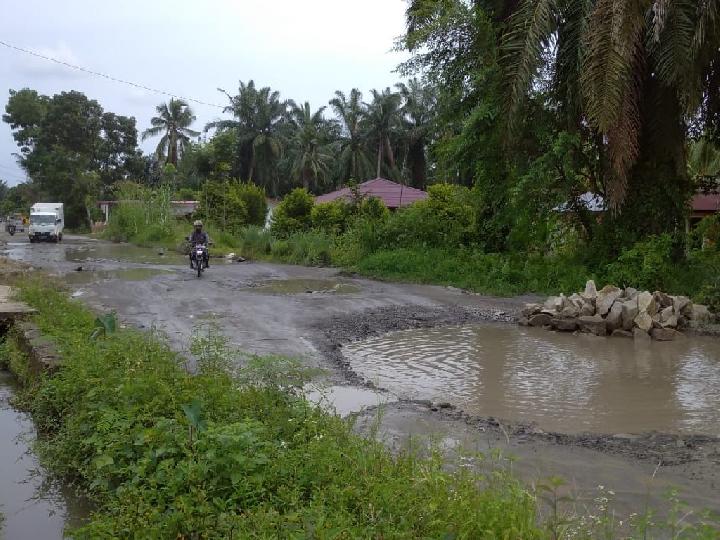 Ruas Jalan Provinsi di Siantar-Simalungun Hancur Lebur, Waskita Pemenang Tender Belum Action