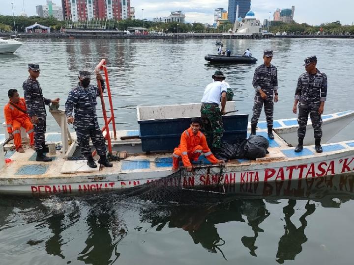 Sambut HUT Ke-77 TNI AL, Lantamal VI Gelar Bersih Laut di Pantai Losari