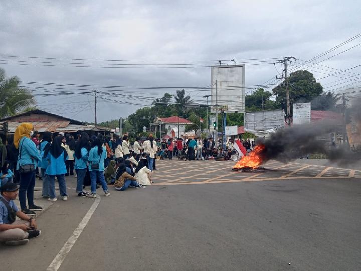 Tolak Kenaikan Harga BBM, Ratusan Mahasiswa di Mamuju Blokir Jalan Trans Sulawesi