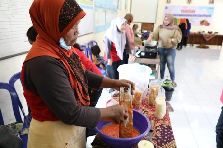 Warga Beteng Girang Dilatih Bikin Saus Pepaya dan Singkong Keju