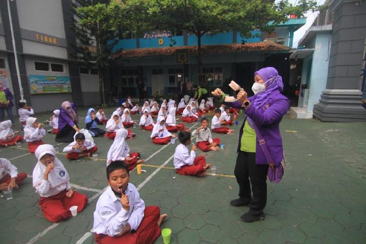 Hari Kesehatan Gigi Nasional, Ribuan Siswa SD di Temanggung Ikuti Sikat Gigi Massal