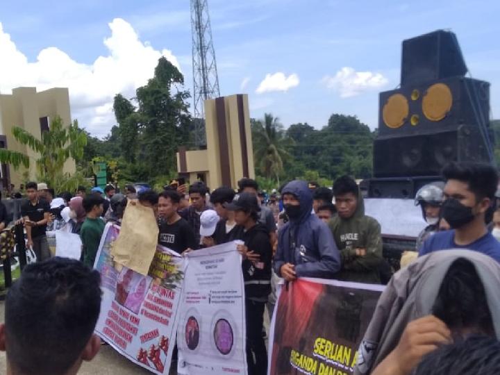 Pembunuh Pasutri di Aralle Tak Kunjung Ditangkap, Massa Geruduk Polda Sulbar