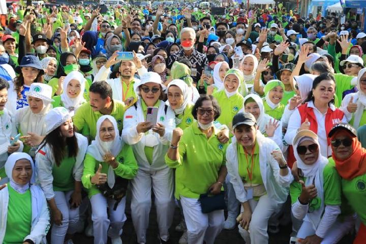 Lawan Osteoporosis, Ganjar Ajak Masyarakat Jalan Kaki 2 Jam Sehari