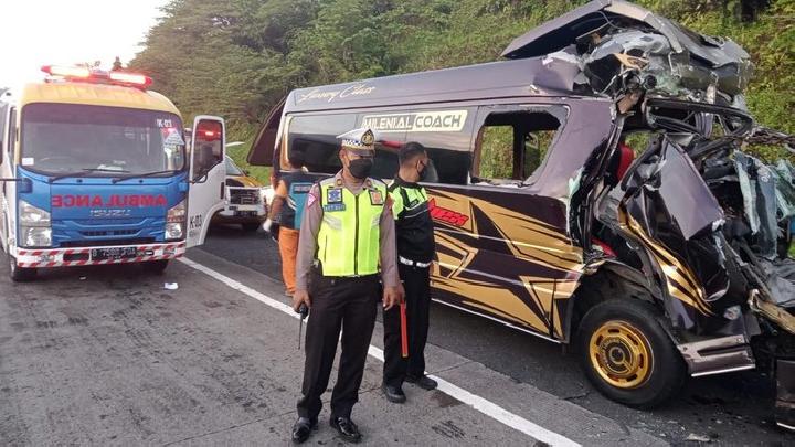 Kecelakaan Maut di Tol Bawen-Ungaran Semarang Menyebabkan 5 Orang tewas