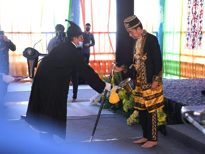 Kunker ke Baubau, Presiden Jokowi Dianugerahi Gelar Kehormatan Kesultanan Buton