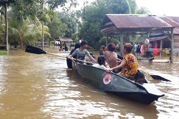 Dinsos Sulsel Salurkan Bantuan untuk Korban Bencana Banjir di Palopo