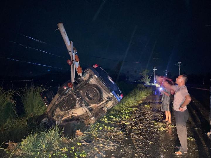 Lepas Kendali, Mobil Hilux di Mamuju Tabrak Tiang Listrik, Sopir Dilarikan ke Puskesmas