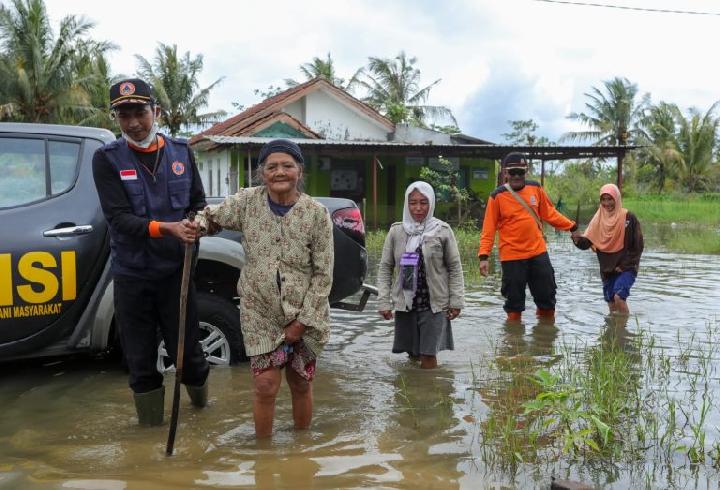 Banjir Surut, Warga Cilacap Manfaatkan untuk Periksakan Kesehatan