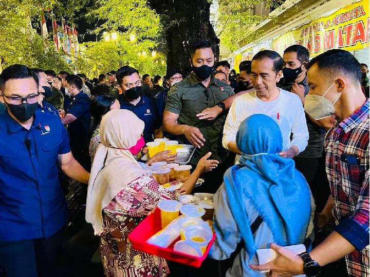 Jokowi Bermalam Minggu di Malioboro: Mendengar Nyanyian dari Seniman Musik Jalanan