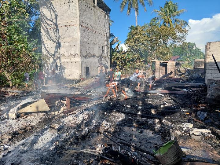 Empat Rumah Warga dan Satu Sarang Burung Walet di Mamuju Hangus Terbakar