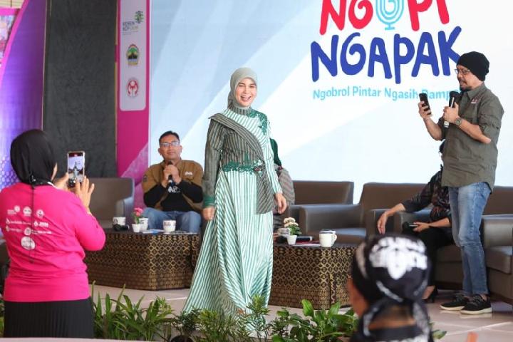 Ketika Atikoh Ganjar Pranowo Didaulat Jadi Model Dadakan oleh Andy Noya