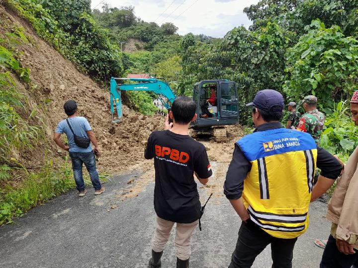 Akses Jalan di Mamuju Tidak Bisa Dilalui Akibat Tertimbun Tanah Longsor