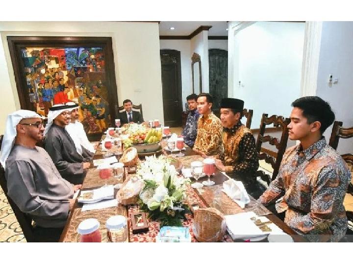 Jokowi dan Keluarga Ajak MBZ Sarapan Pagi Bersama di Surakarta