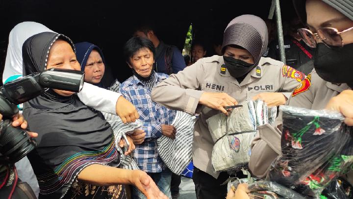 Ketum Bhayangkari Beri Bantuan Selimut dan Kasur untuk Pengungsi Gempa Cianjur