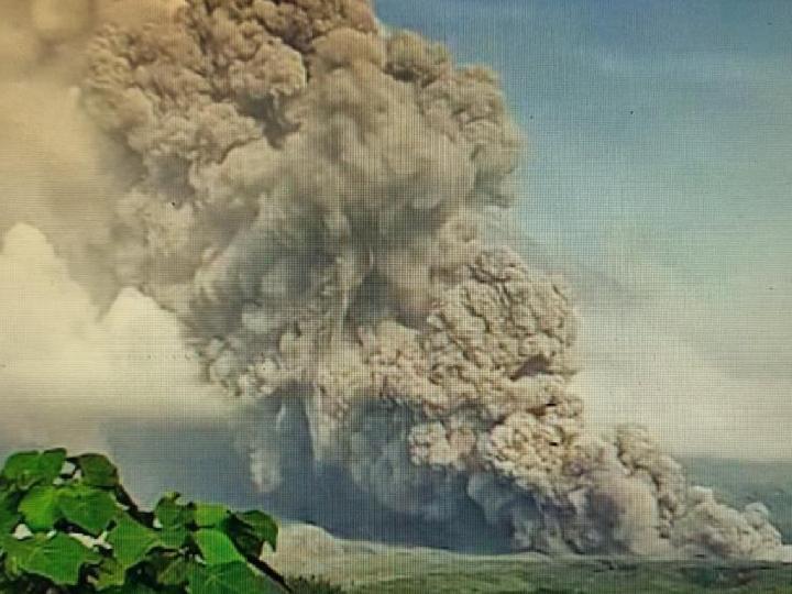 Gunung Semeru Muntahkan APG Sejauh Tujuh Kilometer