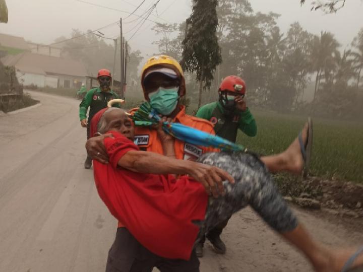 Status Gunung Api Semeru Naik Level IV Menjadi Awas