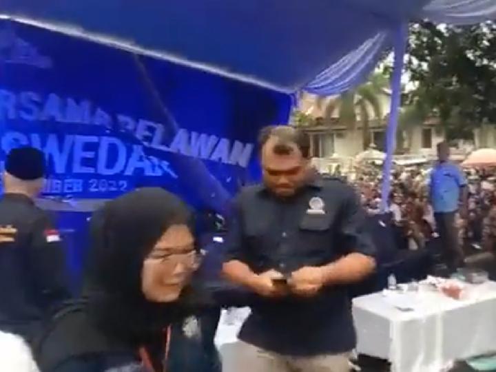 Panggung Rapat Akbar Relawan Anies Baswedan di Pekanbaru Ambruk