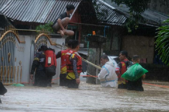 Petugas Gabungan Polda Sulut dan Basarnas Evakuasi Korban Banjir di Manado