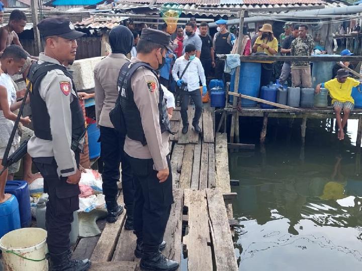 Jasad Bayi Ditemukan di Pinggir Laut Samping Rumah Warga Kota Sorong