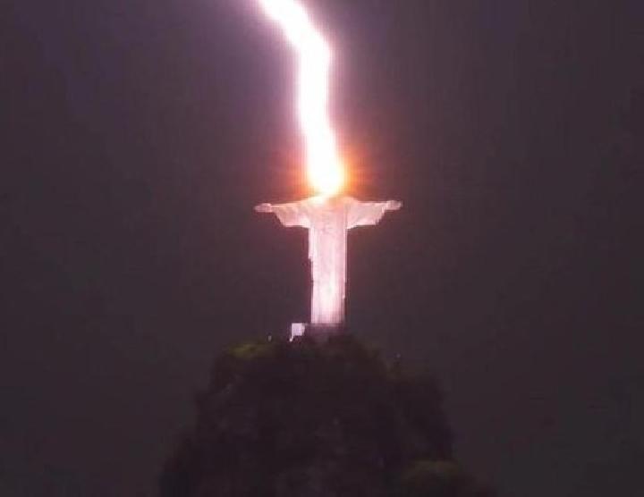 Momen Langka, Seorang Fotografer Berhasil Abadikan saat Patung Yesus di Brasil Disambar Petir