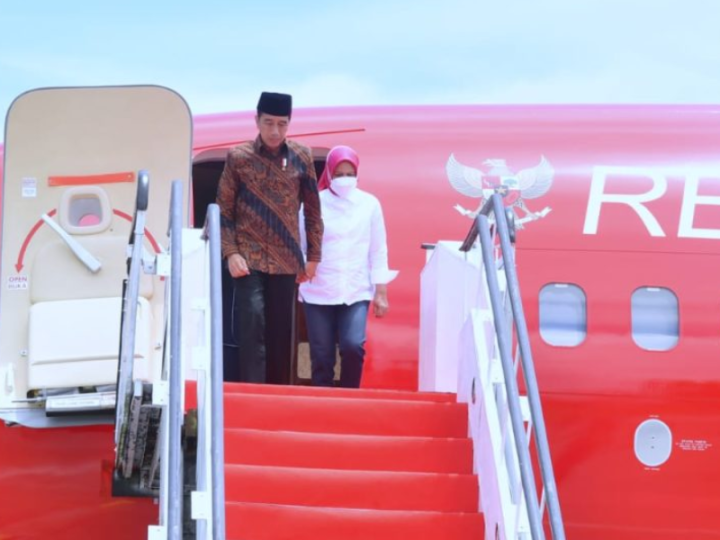 Terbang dengan Pesawat Kepresidenan, Jokowi Tiba di Ibu Kota Nusantara