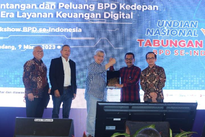 Puluhan Nasabah Bank bjb Menangkan Undian Nasional Simpeda di Padang