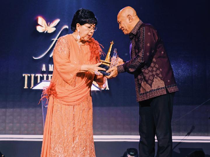 Titiek Puspa Raih Anugerah Forever Music Amin dari Musica's Studios