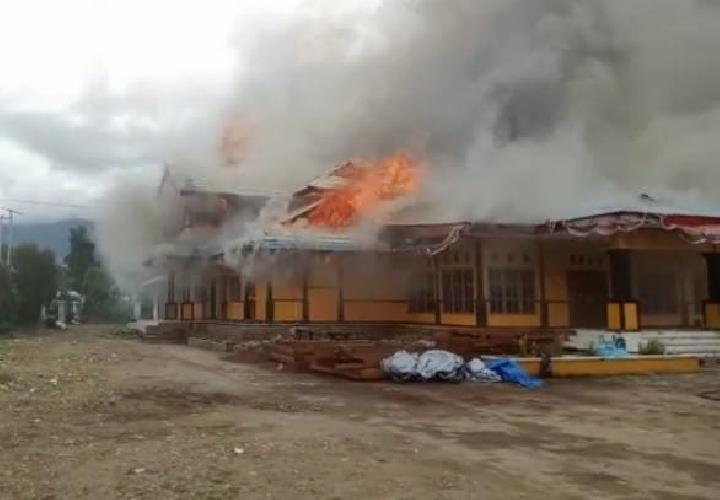 Kembali Berulah, KKB Bakar Kantor Bupati Dogiai