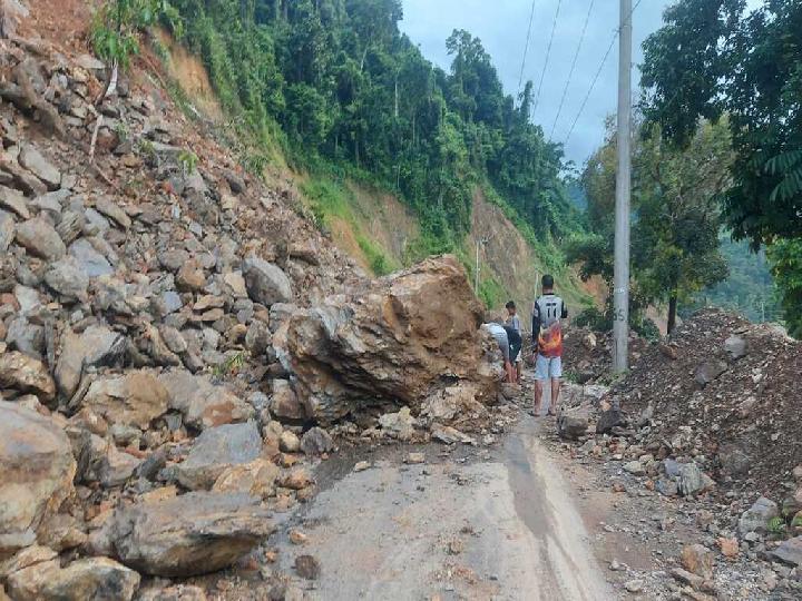 Ruas Jalan Batusitanduk Rantepao yang Sempat Ditutupi Longsor Sudah Bisa Dilalui Kendaraan