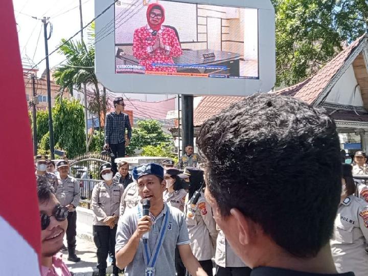 Aksi Demo Dukung Mahkamah Agung Kabulkan Pemakzulan Wali Kota Siantar Susanti Dewayani