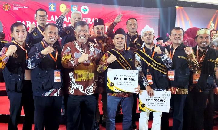 Lurah-Kades Binaan Kanwil Kemenkumham Jabar Terima Penghargaan Paralegal Justice Award 2023