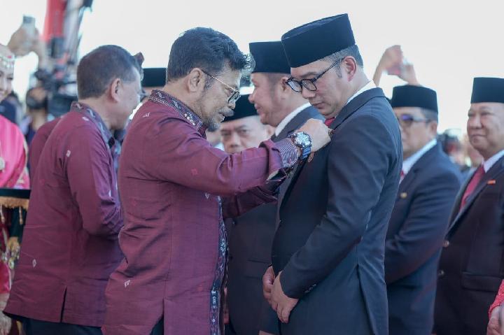 Gubernur Ridwan Kamil Raih Penghargaan Satyalencana Wira Karya dari Presiden Jokowi