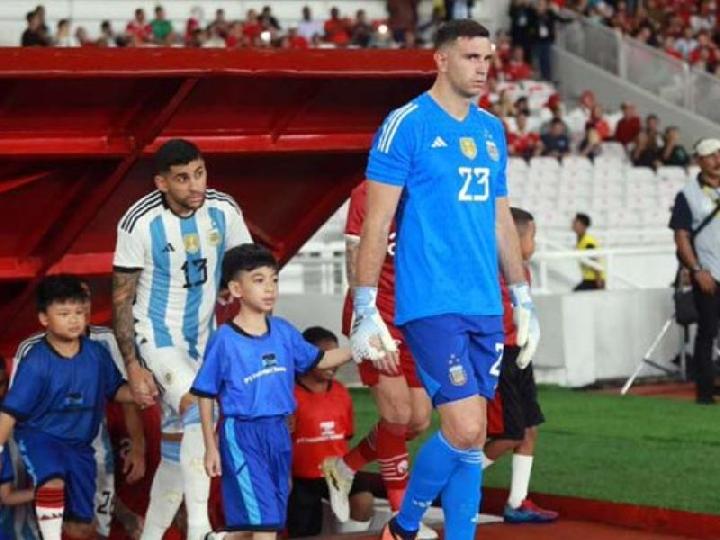 Jan Ethes Pendamping Kiper Argentina Emiliano Martinez, Jokowi: Ya Ndak Tahu