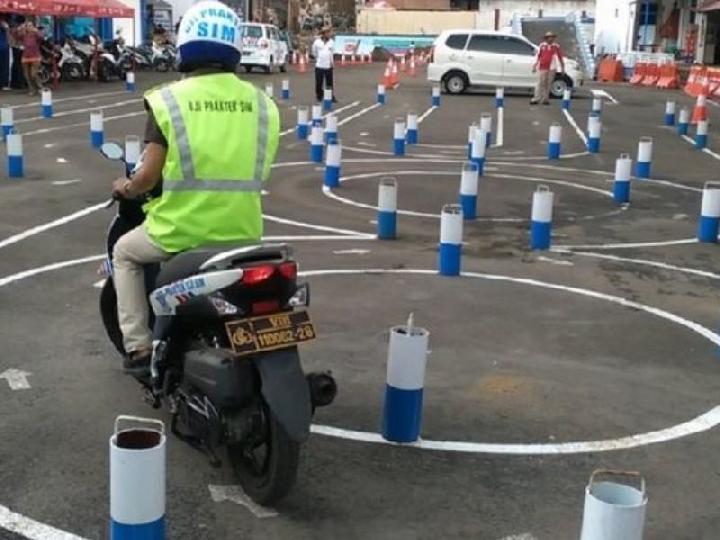 Polisi Kaji Ulang Materi Ujian Berkendara Mengitari Angka 8 dan Zig-Zag