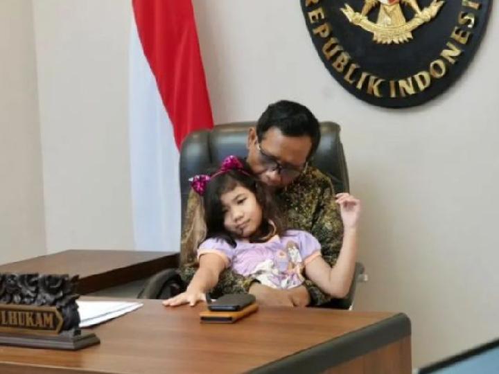 Senangnya Mahfud Md, Cucunya Nempel Manja saat Mau Rapat Virtual